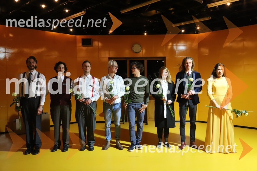  Blaž Dolenc, igralec;  Žan Koprivnik, igralec;  Gregor Podričnik, igralec;  Rok Vilčnik, pesnik, dramatik, glasbenik;  ... ;  ... ;  ... ;  Minca Lorenci, igralkaPošta, premiera absurdno tragične komedije v SNG Maribor