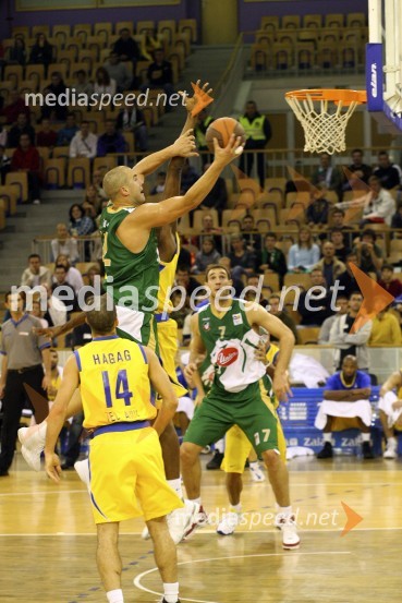 Marko Milič, Union Olimpija (krilo) med prodorom na košKošarka: Olimpija - Maccabi Tel Aviv