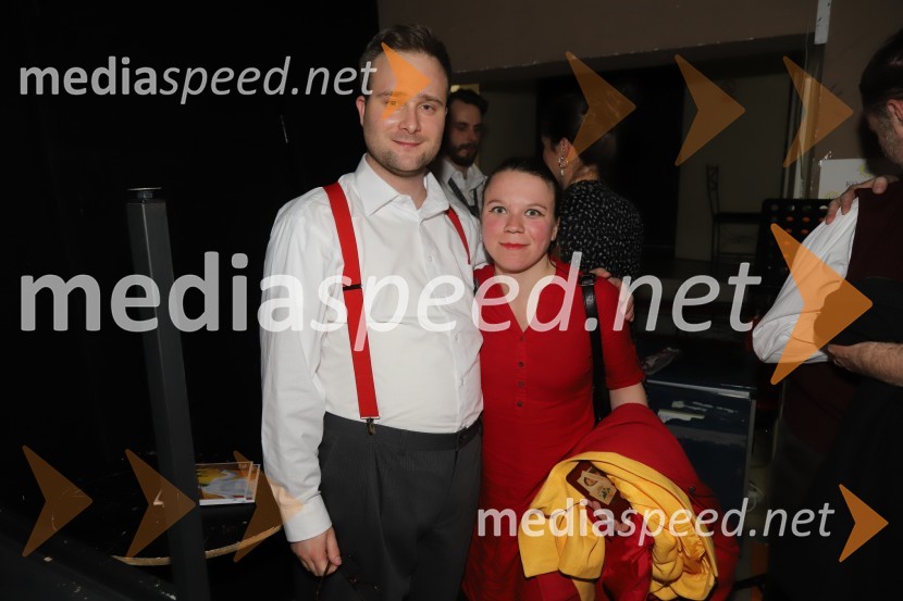  Gregor Podričnik, igralec;  Mateja Kokol, režiserkaPošta, premiera absurdno tragične komedije v SNG Maribor