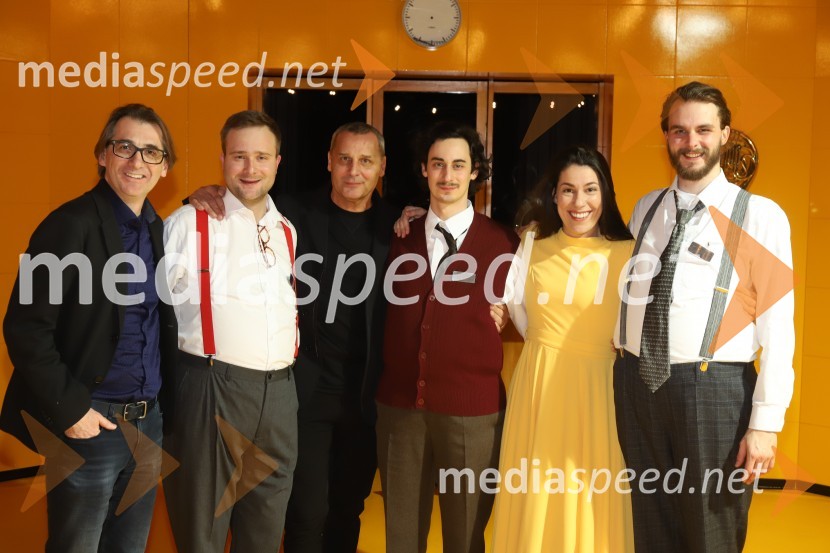  Aleksandar  Popovski, režiser, umetniški direktor Drame SNG Maribor;  Gregor Podričnik, igralec;  Danilo Rošker, direktor SNG Maribor;  Žan Koprivnik, igralec;  Minca Lorenci, igralka;  Blaž Dolenc, igralecPošta, premiera absurdno tragične komedije v SNG Maribor