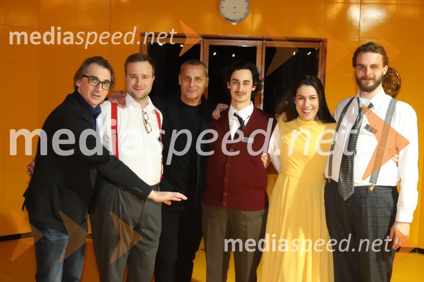  Aleksandar  Popovski, režiser, umetniški direktor Drame SNG Maribor;  Gregor Podričnik, igralec;  Danilo Rošker, direktor SNG Maribor;  Žan Koprivnik, igralec;  Minca Lorenci, igralka;  Blaž Dolenc, igralecPošta, premiera absurdno tragične komedije v SNG Maribor