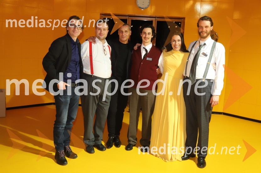  Aleksandar  Popovski, režiser, umetniški direktor Drame SNG Maribor;  Gregor Podričnik, igralec;  Danilo Rošker, direktor SNG Maribor;  Žan Koprivnik, igralec;  Minca Lorenci, igralka;  Blaž Dolenc, igralecPošta, premiera absurdno tragične komedije v SNG Maribor