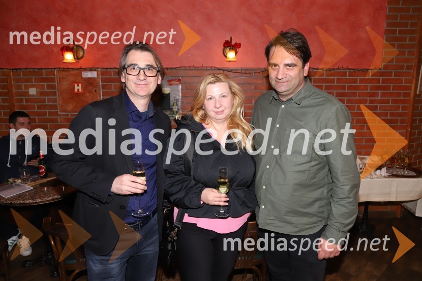  Aleksandar  Popovski, režiser, umetniški direktor Drame SNG Maribor;  Natalija Popovski;  Marjan Nećak, skladateljPošta, premiera absurdno tragične komedije v SNG Maribor