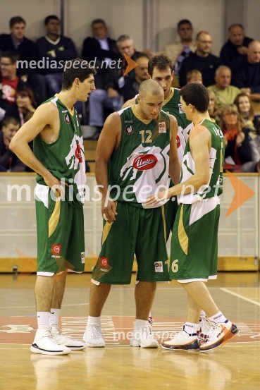 Damjan Rudež, Marko Milič, Vladimir Golubović in Vlado Ilievski, Union Olimpija, med posvetomKošarka: Olimpija - Maccabi Tel Aviv