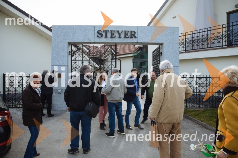 5. Tradicionalna Smolčkova trgatev naravno sušenega grozdja za vino Steyer