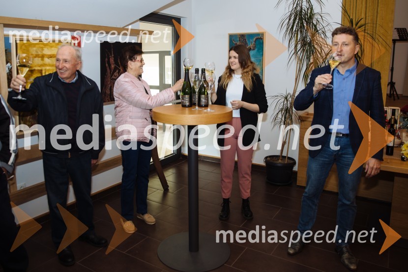  Jožef Steyer, Steyer Vina;  Jožefa Steyer, Steyer Vina;  Vaneja Steyer, Steyer Vina;  Danilo Steyer,   vinar, Steyer Vina; vinski vitez, predsednik Vinske reprezentance Slovenije5. Tradicionalna Smolčkova trgatev naravno sušenega grozdja za vino Steyer