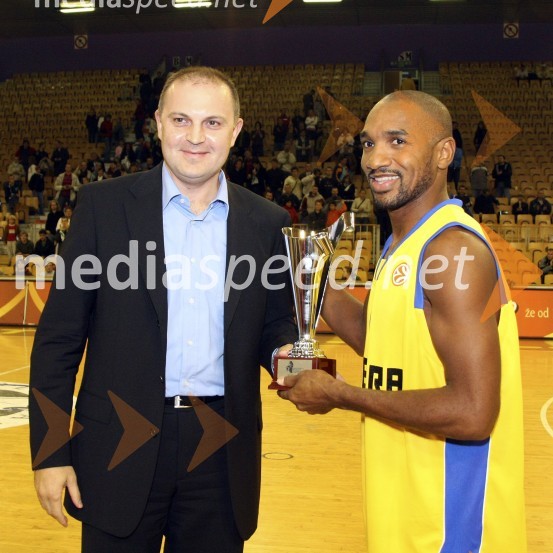 Dušan Mitič, predsednik Union Olimpije in Derek Sharp, kapetan MaccabijaKošarka: Olimpija - Maccabi Tel Aviv