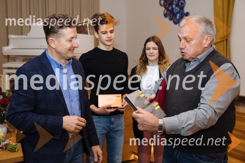  Danilo Steyer,   vinar, Steyer Vina; vinski vitez, predsednik Vinske reprezentance Slovenije;  Mark Steyer, Steyer Vina;  Vaneja Steyer, Steyer Vina;  Dušan  Zagorc5. Tradicionalna Smolčkova trgatev naravno sušenega grozdja za vino Steyer