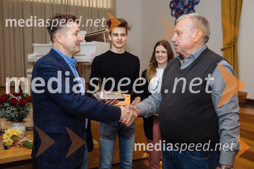  Danilo Steyer,   vinar, Steyer Vina; vinski vitez, predsednik Vinske reprezentance Slovenije;  Mark Steyer, Steyer Vina;  Vaneja Steyer, Steyer Vina;  Dušan  Zagorc5. Tradicionalna Smolčkova trgatev naravno sušenega grozdja za vino Steyer