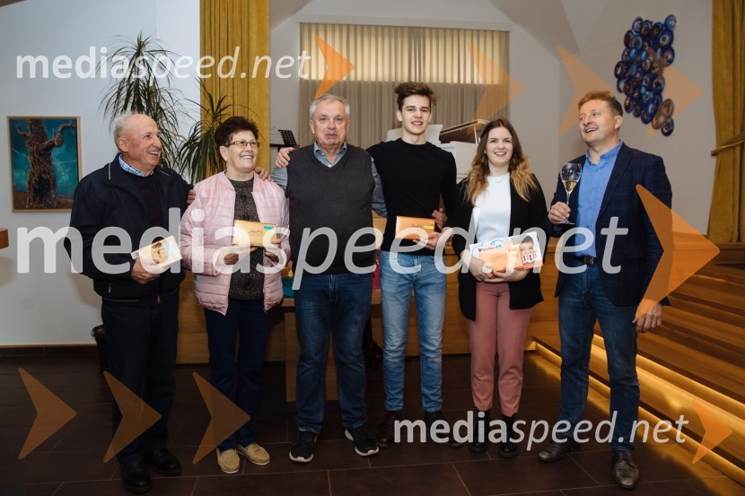  Jožef Steyer, Steyer Vina;  Jožefa Steyer, Steyer Vina;  Dušan  Zagorc;  Mark Steyer, Steyer Vina;  Vaneja Steyer, Steyer Vina;  Danilo Steyer,   vinar, Steyer Vina; vinski vitez, predsednik Vinske reprezentance Slovenije5. Tradicionalna Smolčkova trgatev naravno sušenega grozdja za vino Steyer