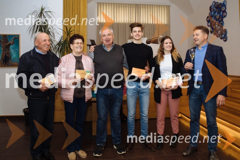  Jožef Steyer, Steyer Vina;  Jožefa Steyer, Steyer Vina;  Dušan  Zagorc;  Mark Steyer, Steyer Vina;  Vaneja Steyer, Steyer Vina;  Danilo Steyer,   vinar, Steyer Vina; vinski vitez, predsednik Vinske reprezentance Slovenije5. Tradicionalna Smolčkova trgatev naravno sušenega grozdja za vino Steyer