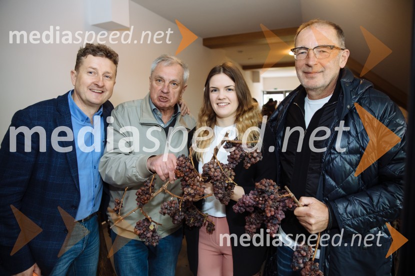  Danilo Steyer,   vinar, Steyer Vina; vinski vitez, predsednik Vinske reprezentance Slovenije;  Dušan  Zagorc;  Vaneja Steyer, Steyer Vina;  Milan Boštjančič5. Tradicionalna Smolčkova trgatev naravno sušenega grozdja za vino Steyer