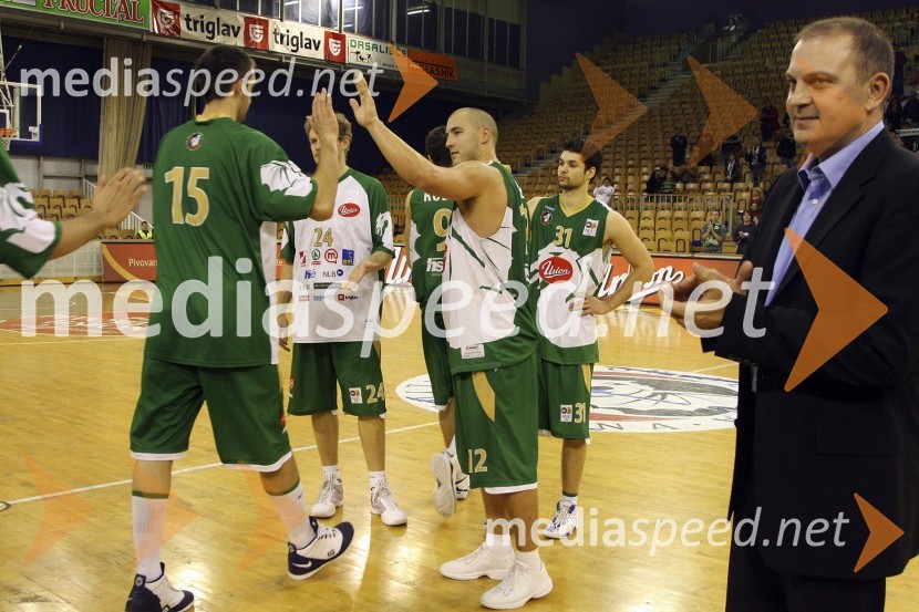 Veselje košarkarjev Union Olimpije ob zmagi, skrajno desno Dušan Mitič, predsednik Union OlimpijeKošarka: Olimpija - Maccabi Tel Aviv