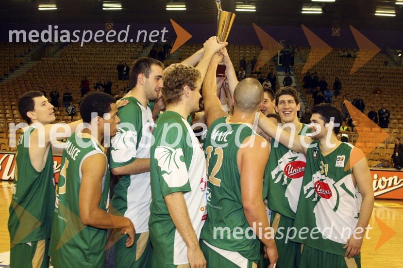 Veselje košarkarjev Union Olimpije ob zmagiKošarka: Olimpija - Maccabi Tel Aviv