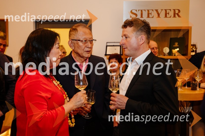  Keiko Mori, Zaria;  Yukio Mori, Zaria;  Danilo Steyer,   vinar, Steyer Vina; vinski vitez, predsednik Vinske reprezentance SlovenijeKruh in vino, Tomaž Kavčič in Petar Grašo na posestvu Steyer