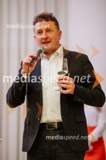  Danilo Steyer,   vinar, Steyer Vina; vinski vitez, predsednik Vinske reprezentance SlovenijeKruh in vino, Tomaž Kavčič in Petar Grašo na posestvu Steyer