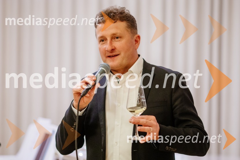  Danilo Steyer,   vinar, Steyer Vina; vinski vitez, predsednik Vinske reprezentance SlovenijeKruh in vino, Tomaž Kavčič in Petar Grašo na posestvu Steyer