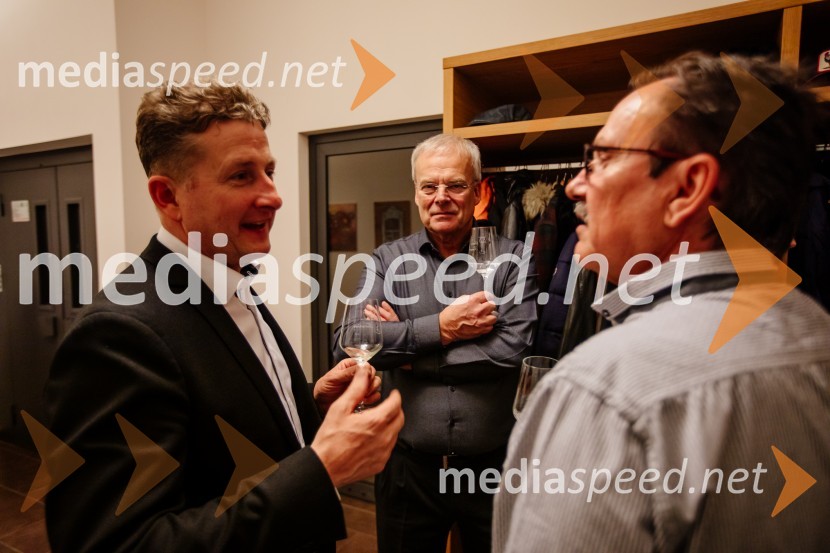  Danilo Steyer,   vinar, Steyer Vina; vinski vitez, predsednik Vinske reprezentance Slovenije;  ... ;  ... Kruh in vino, Tomaž Kavčič in Petar Grašo na posestvu Steyer