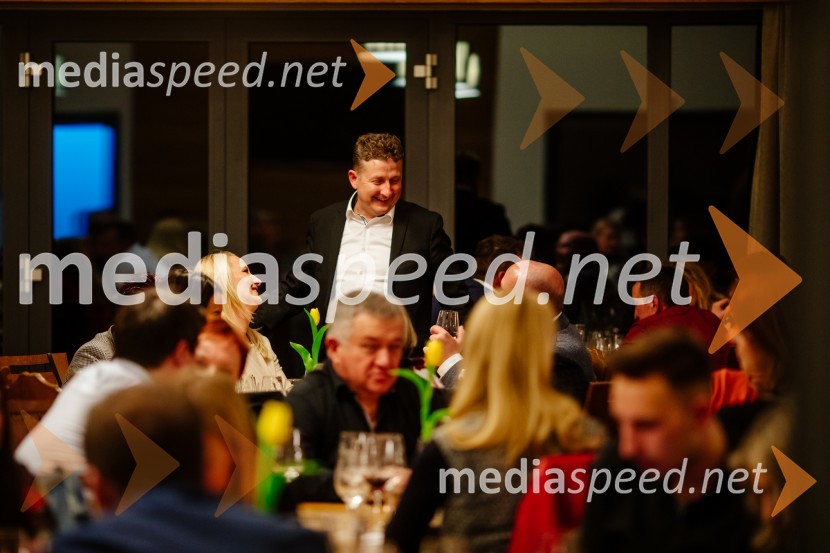  Danilo Steyer,   vinar, Steyer Vina; vinski vitez, predsednik Vinske reprezentance SlovenijeKruh in vino, Tomaž Kavčič in Petar Grašo na posestvu Steyer