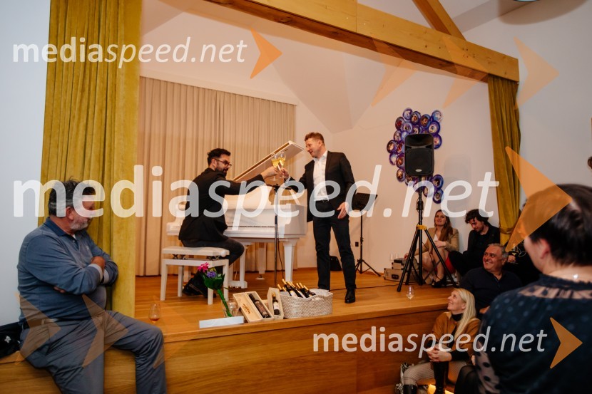  ... ;  Petar Grašo, pevec;  Danilo Steyer,   vinar, Steyer Vina; vinski vitez, predsednik Vinske reprezentance SlovenijeKruh in vino, Tomaž Kavčič in Petar Grašo na posestvu Steyer