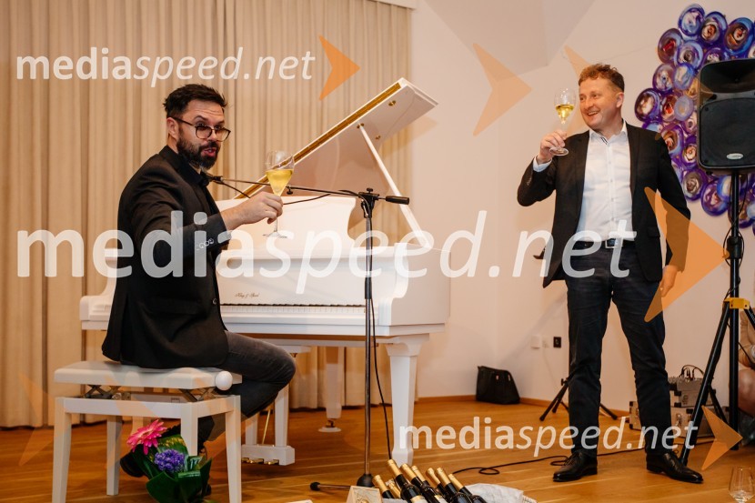  Petar Grašo, pevec;  Danilo Steyer,   vinar, Steyer Vina; vinski vitez, predsednik Vinske reprezentance SlovenijeKruh in vino, Tomaž Kavčič in Petar Grašo na posestvu Steyer