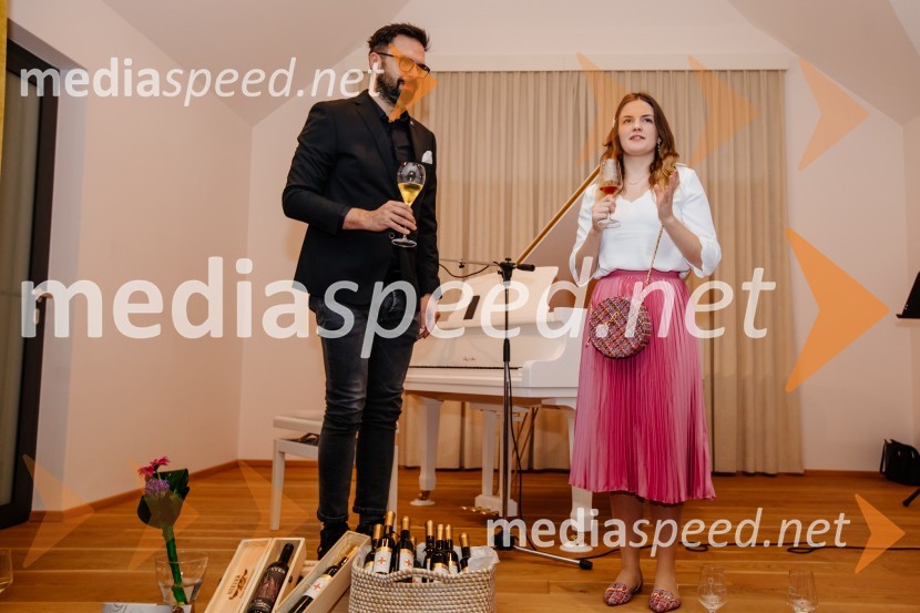  Petar Grašo, pevec;  Vaneja Steyer, Steyer VinaKruh in vino, Tomaž Kavčič in Petar Grašo na posestvu Steyer