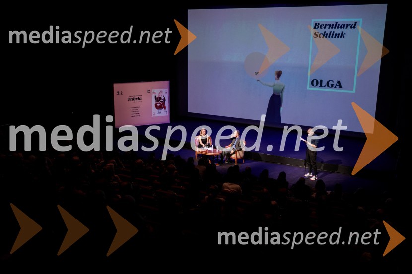  Ksenija Horvat,  novinarka in voditeljica;  Bernhard Schlink, pisatelj;  Benjamin Krnetić, igralecFabula - Otvoritev Festivala literature sveta