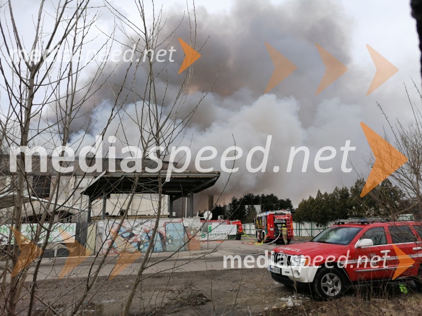 V Mariboru gori Surovina