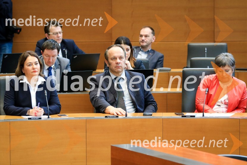  Anja Bah Žibert, poslanka SDS;  Branko Grims, poslanec SDS;  ... Nadaljevanje seje Državnega zbora