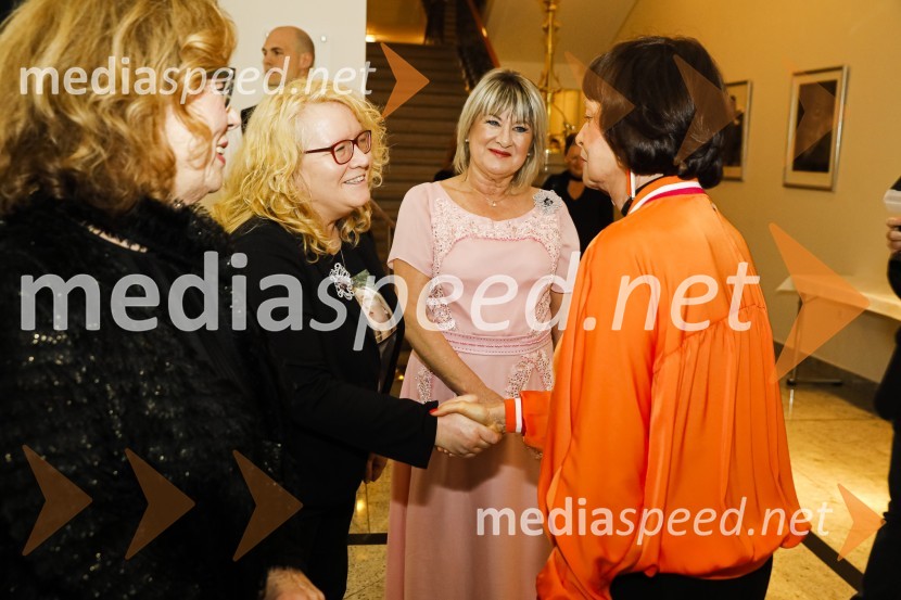  Maja Plaz, predsednica društva SOS-telefon;  Danica Zorin Mijošek, ustanoviteljica  Kozmetike Afrodita; dr. Manca Košir, publicistkaOna desetletja je Jožica Maučec Zakotnik