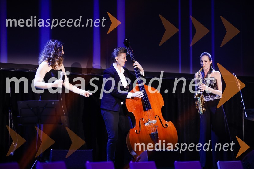  Natalija Tumpej, pevka, Jazz Ladies;  Petra Trobec, kontrabas, skupina Jazz ladies;  Nina Merkoci, saksofon, Jazz LadiesOna desetletja je Jožica Maučec Zakotnik