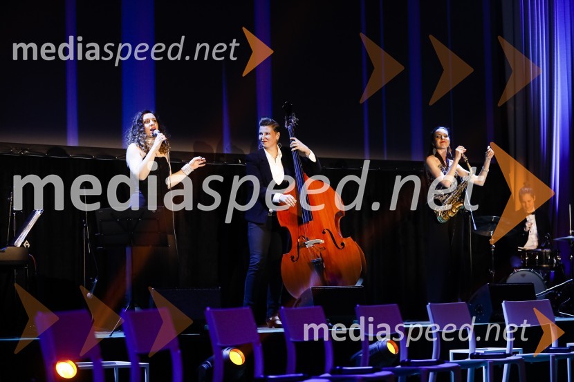  Natalija Tumpej, pevka, Jazz Ladies;  Petra Trobec, kontrabas, skupina Jazz ladies;  Nina Merkoci, saksofon, Jazz LadiesOna desetletja je Jožica Maučec Zakotnik