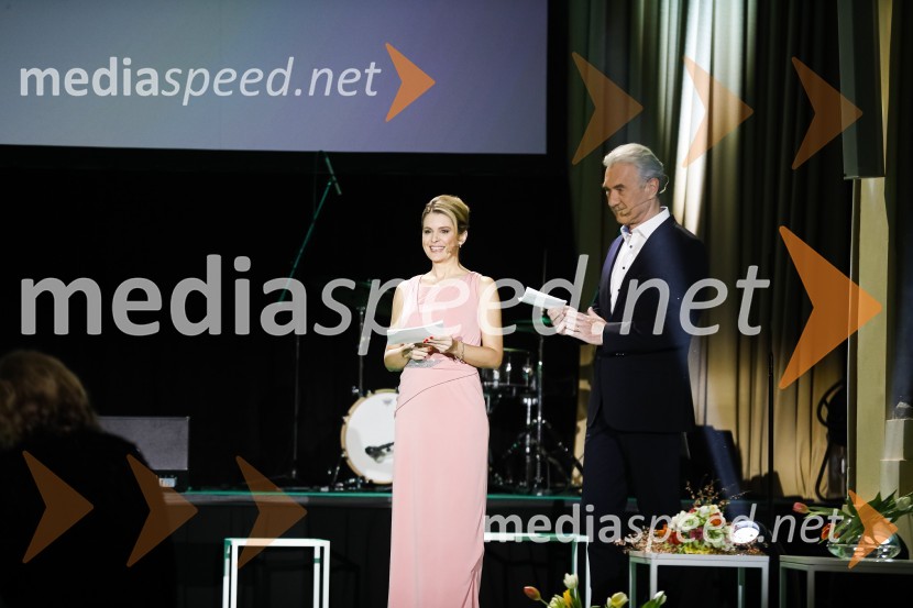  Bernarda Žarn, voditeljica;  Slavko Bobovnik, novinar in TV voditeljOna desetletja je Jožica Maučec Zakotnik