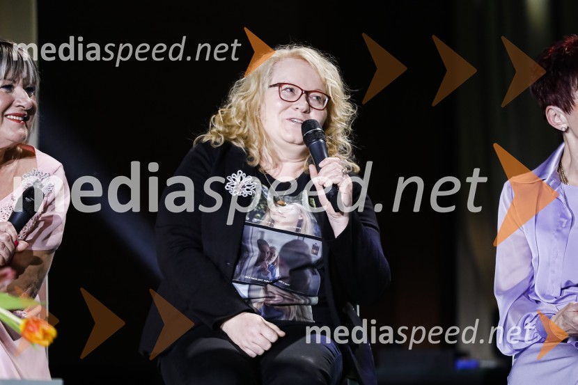  Maja Plaz, predsednica društva SOS-telefonOna desetletja je Jožica Maučec Zakotnik