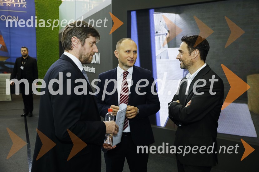 Bogdan Božac, direktor, Marles d.o.o.;  ... ;  Danilo Ferjančič, generalni direktor Porsche Slovenija d.o.oTiskovna konferenca podjetij Porsche Slovenija in Marles hiše