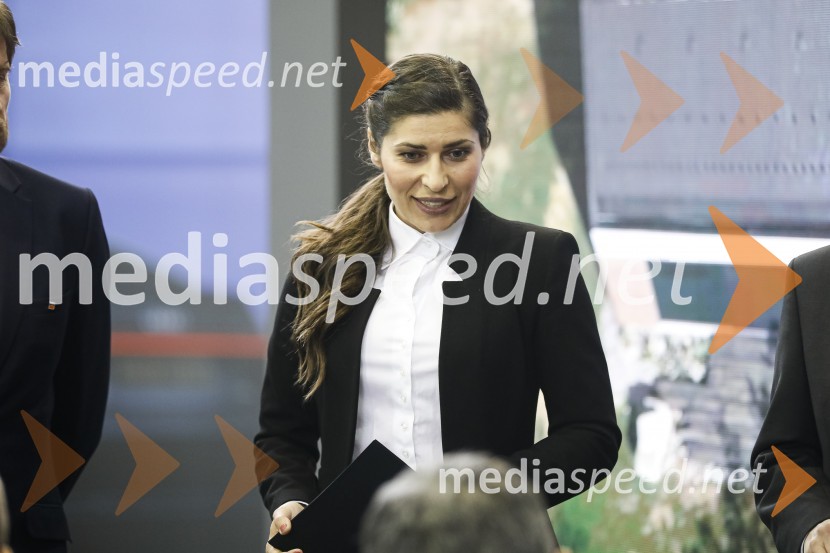  Natalija Bratkovič, radijska in TV moderatorkaTiskovna konferenca podjetij Porsche Slovenija in Marles hiše