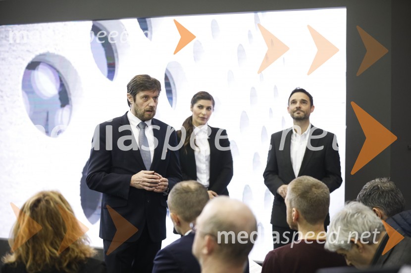 Bogdan Božac, direktor, Marles d.o.o.;  Natalija Bratkovič, radijska in TV moderatorka;  Danilo Ferjančič, generalni direktor Porsche Slovenija d.o.oTiskovna konferenca podjetij Porsche Slovenija in Marles hiše