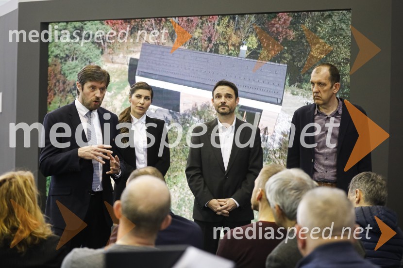  Bogdan Božac, direktor, Marles d.o.o.;  Natalija Bratkovič, radijska in TV moderatorka;  Danilo Ferjančič, generalni direktor Porsche Slovenija d.o.o;  Dušan Lukič, urednik Avto magazinTiskovna konferenca podjetij Porsche Slovenija in Marles hiše