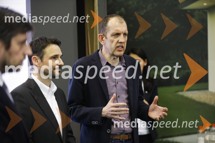  Danilo Ferjančič, generalni direktor Porsche Slovenija d.o.o;  Dušan Lukič, urednik Avto magazinTiskovna konferenca podjetij Porsche Slovenija in Marles hiše