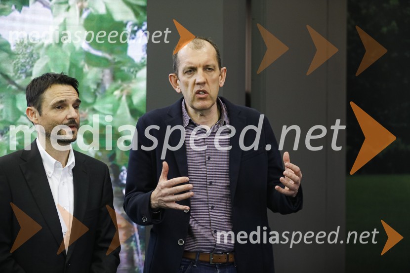  Danilo Ferjančič, generalni direktor Porsche Slovenija d.o.o;  Dušan Lukič, urednik Avto magazinTiskovna konferenca podjetij Porsche Slovenija in Marles hiše