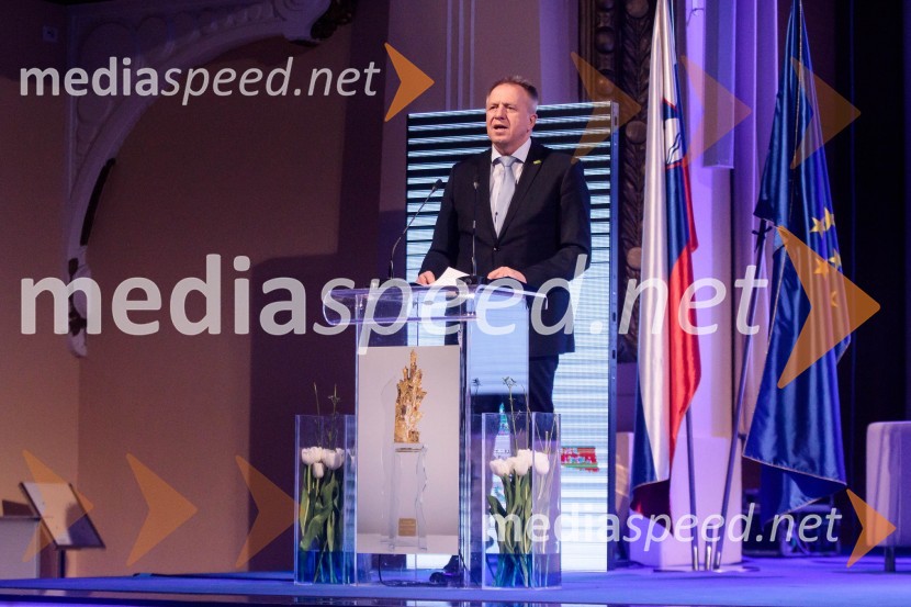  Zdravko Počivalšek, minister za gospodarski razvoj in tehnologijoPodelitev priznanja RS za poslovno odličnost