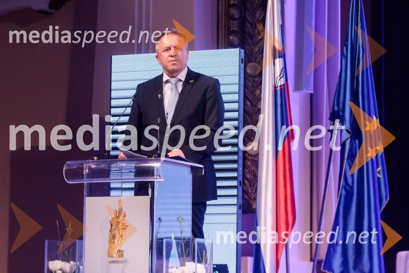  Zdravko Počivalšek, minister za gospodarski razvoj in tehnologijoPodelitev priznanja RS za poslovno odličnost