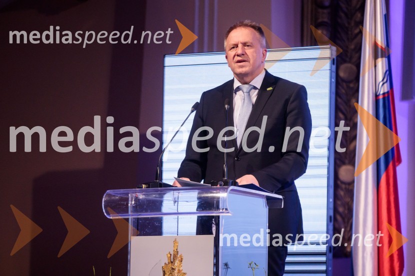  Zdravko Počivalšek, minister za gospodarski razvoj in tehnologijoPodelitev priznanja RS za poslovno odličnost