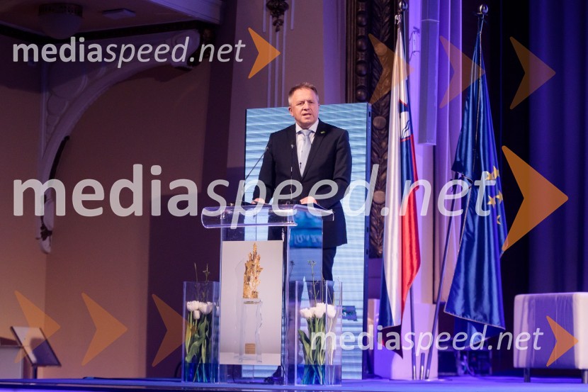  Zdravko Počivalšek, minister za gospodarski razvoj in tehnologijoPodelitev priznanja RS za poslovno odličnost