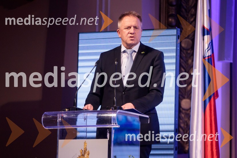  Zdravko Počivalšek, minister za gospodarski razvoj in tehnologijoPodelitev priznanja RS za poslovno odličnost