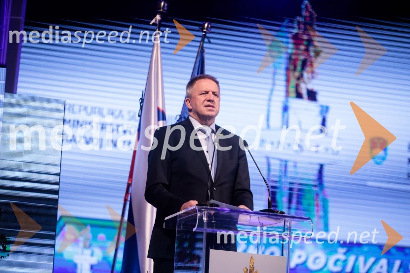  Zdravko Počivalšek, minister za gospodarski razvoj in tehnologijoPodelitev priznanja RS za poslovno odličnost