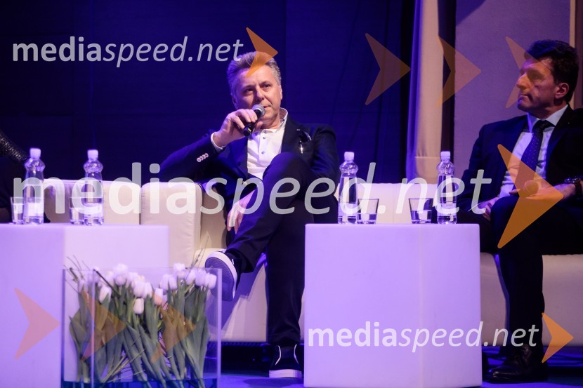 prof. dr. Uroš Ahčan, specialist plastične kirurgije;  Andrej  Poklič, GKN Driveline SlovenijaPodelitev priznanja RS za poslovno odličnost