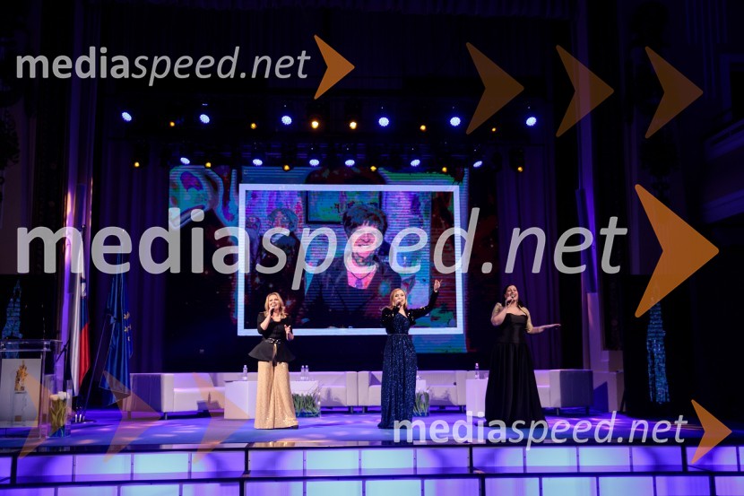  Nuša Derenda, pevka;  ... ;  Nuška Drašček, pevkaPodelitev priznanja RS za poslovno odličnost