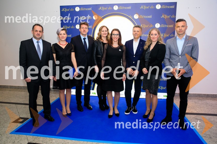  Peter Podlunšek, akrobatski pilot; dr. Aida  Kamišalić Latifić,  Fakulteta za elektrotehniko, računalništvo in informatiko, Univerza v Mariboru;  Andrej  Poklič, GKN Driveline Slovenija; dr. Ninna Kozorog, zdravnica, predsednica društva Humanitarček;  ... ; prof. dr. Uroš Ahčan, specialist plastične kirurgije;  ... ;  Damir Skomina, nogometni sodnikPodelitev priznanja RS za poslovno odličnost