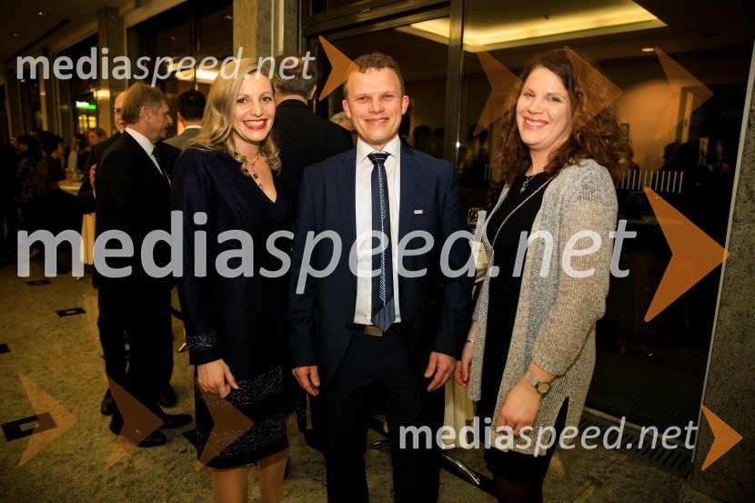  Ajda Cuderman, direktorica javne agencije Spirit Slovenija;  ... ;  ... Podelitev priznanja RS za poslovno odličnost